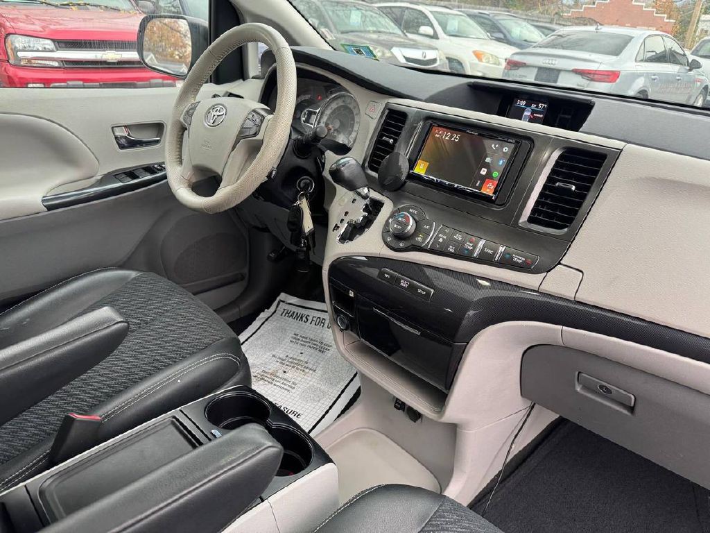 2014 Toyota Sienna Image 13