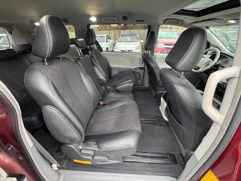 2014 Toyota Sienna Image 14