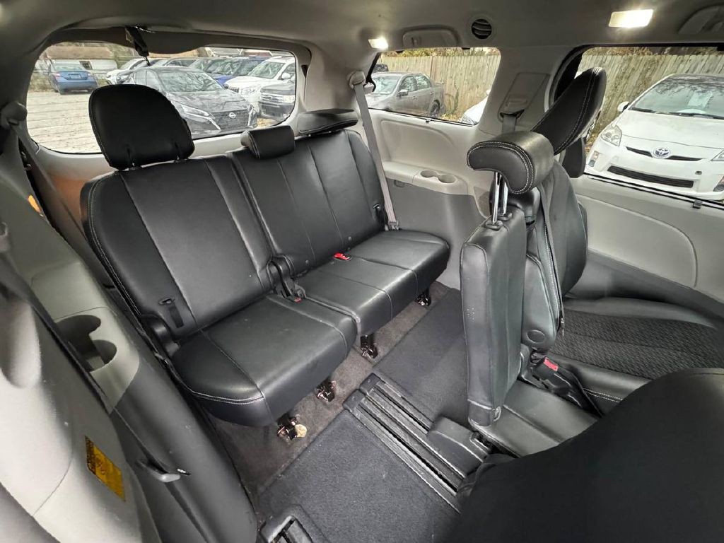 2014 Toyota Sienna Image 15