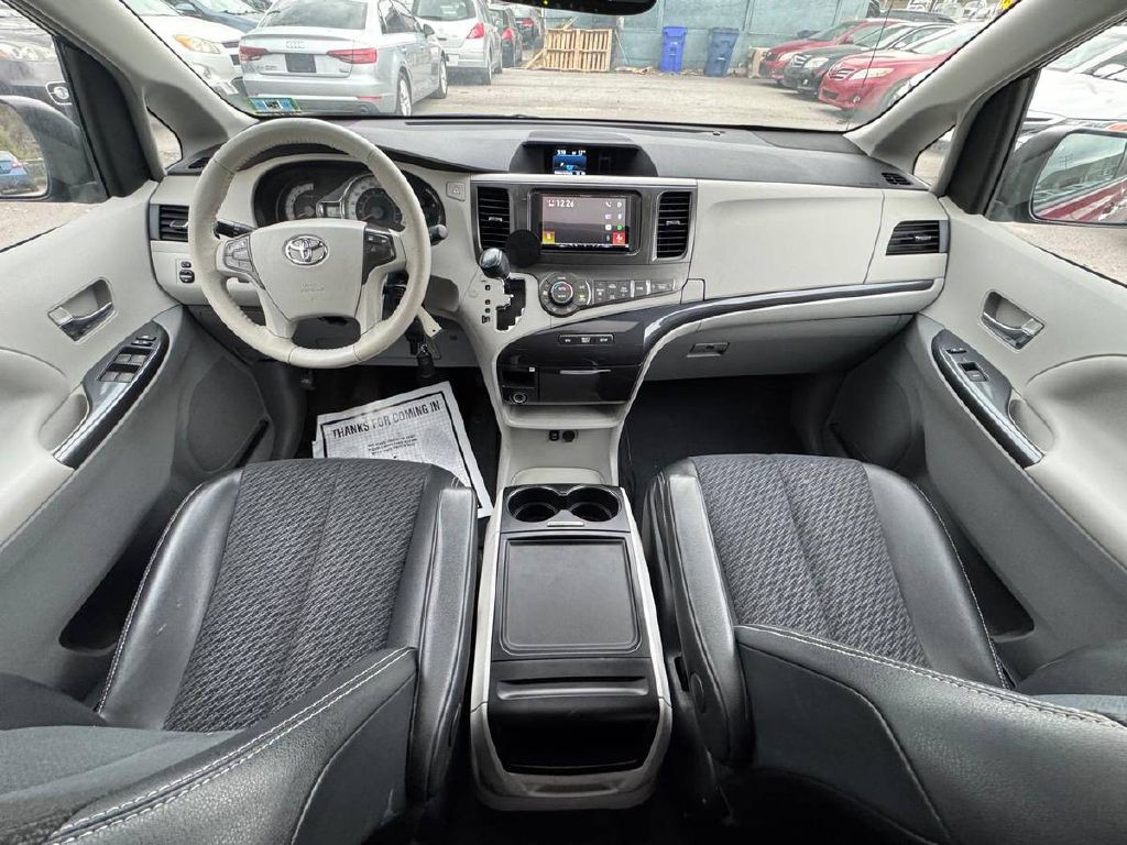 2014 Toyota Sienna Image 16