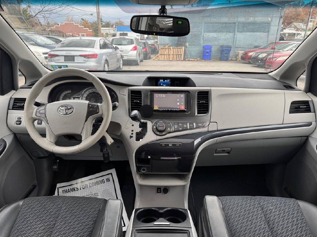 2014 Toyota Sienna Image 17