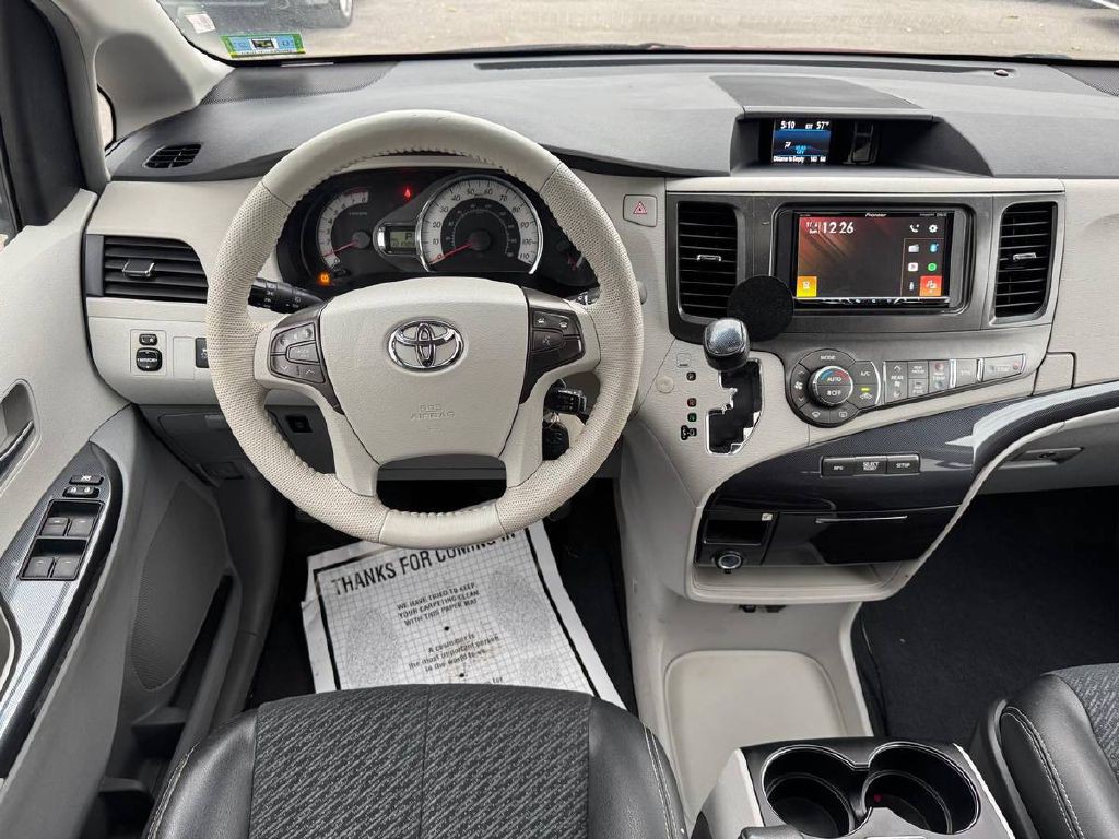 2014 Toyota Sienna Image 18