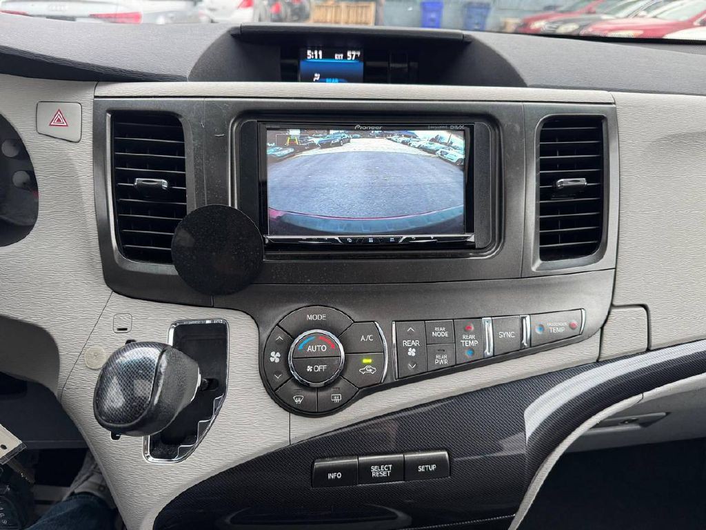 2014 Toyota Sienna Image 19