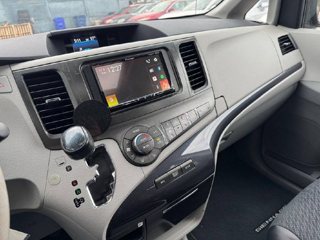 2014 Toyota Sienna Image 20