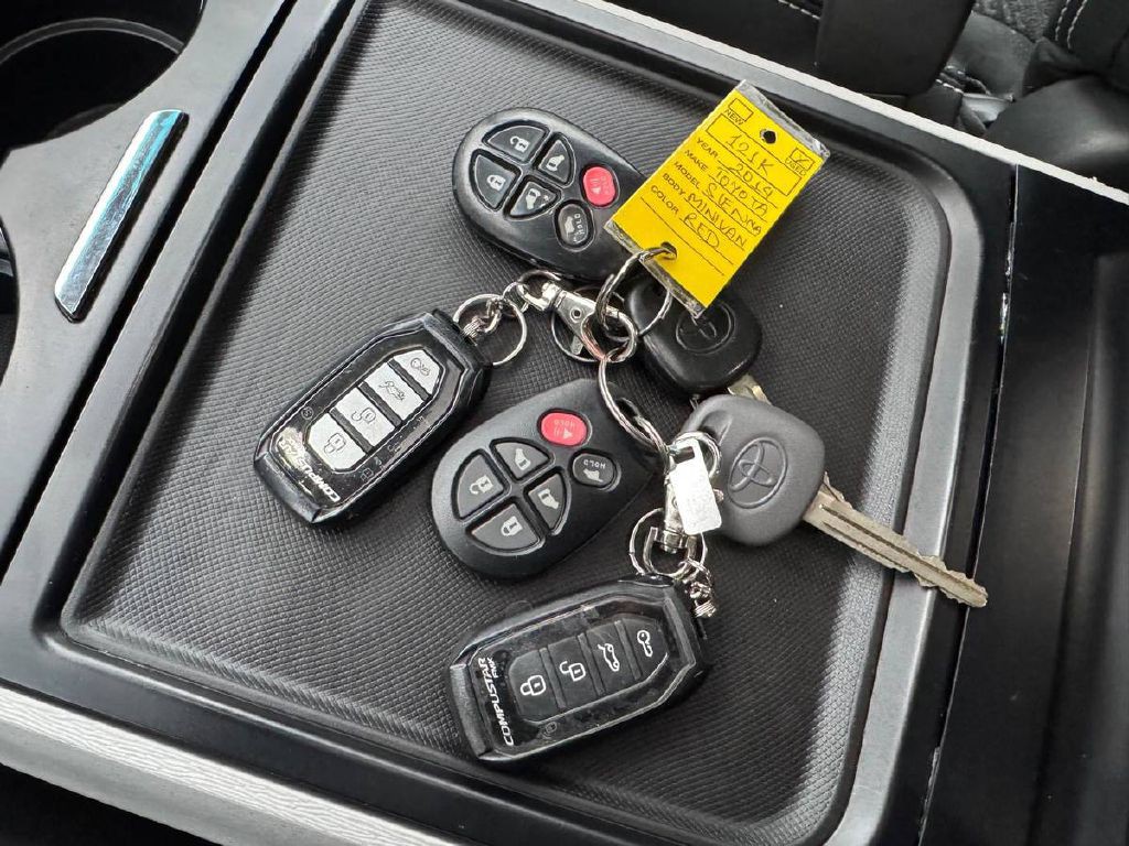 2014 Toyota Sienna Image 22