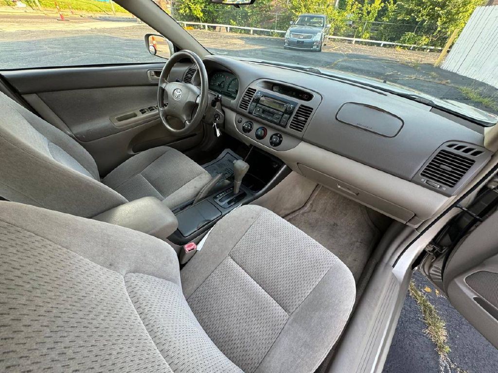 2004 Toyota Camry Image 12