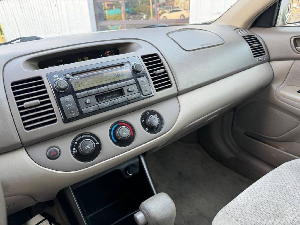 2004 Toyota Camry Image 17