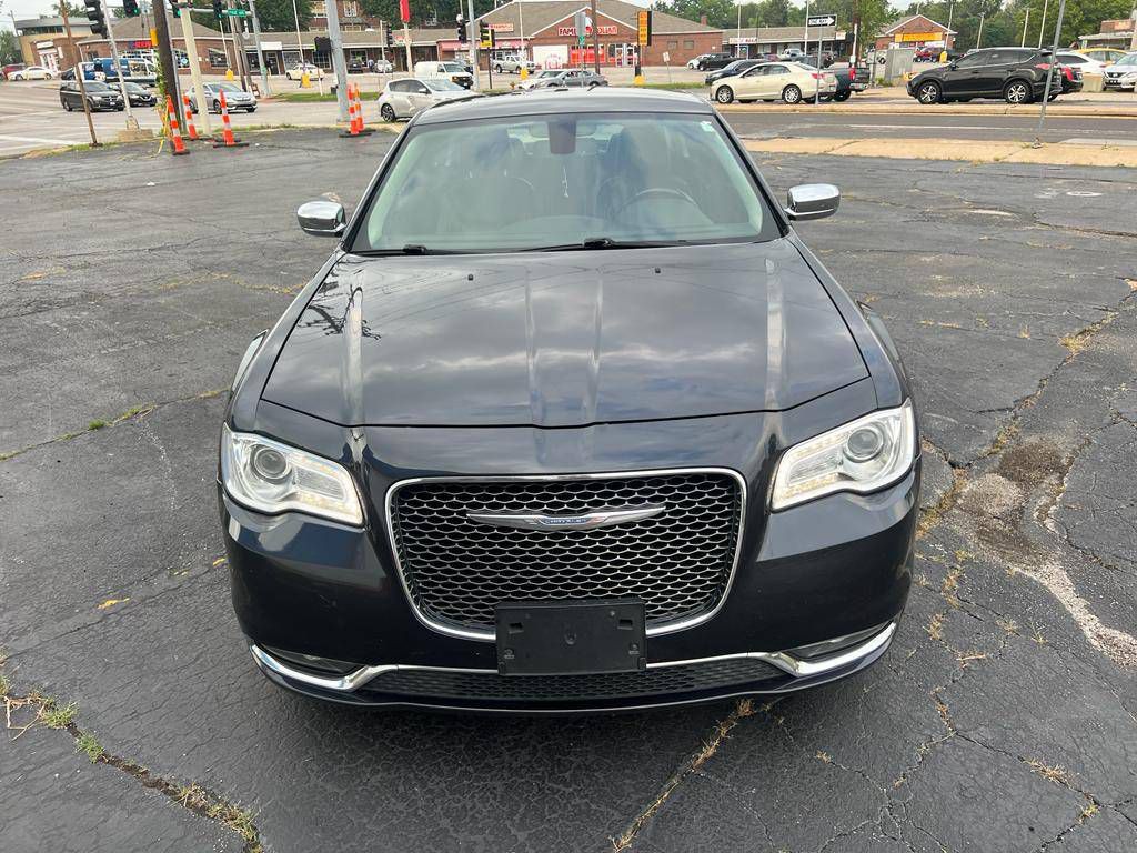 2018 Chrysler 300 Image 2