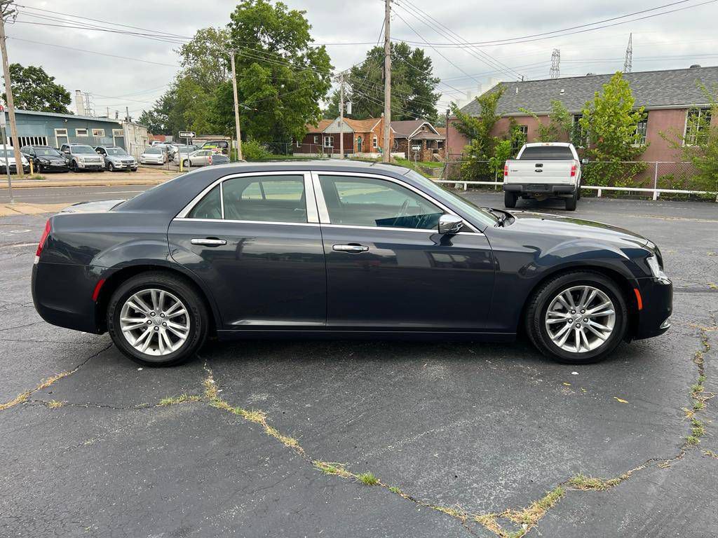 2018 Chrysler 300 Image 4