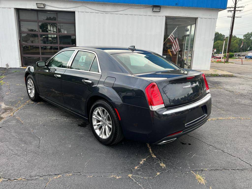 2018 Chrysler 300 Image 8
