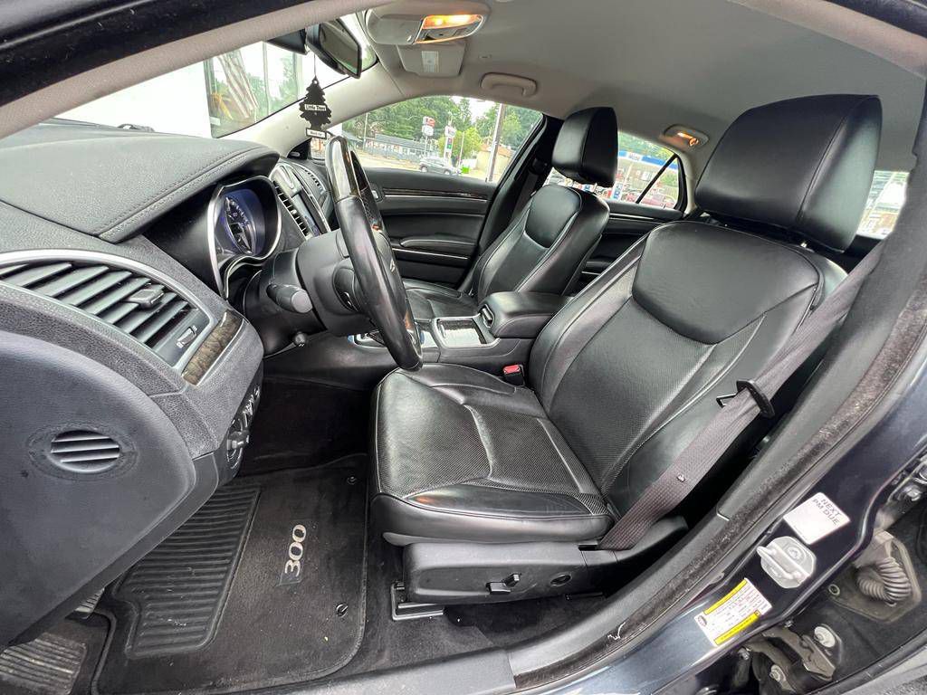 2018 Chrysler 300 Image 9