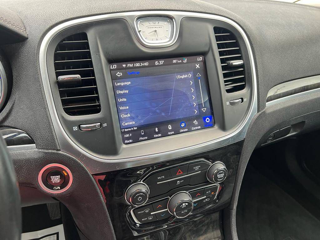 2018 Chrysler 300 Image 18
