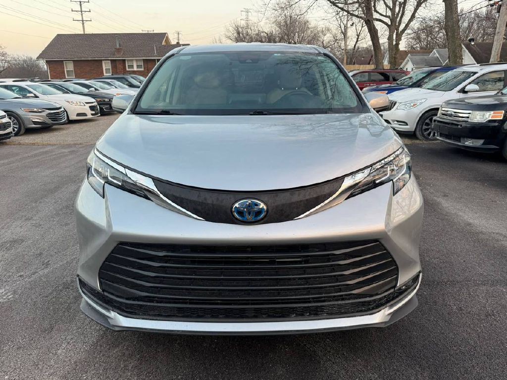 2021 Toyota Sienna Image 2