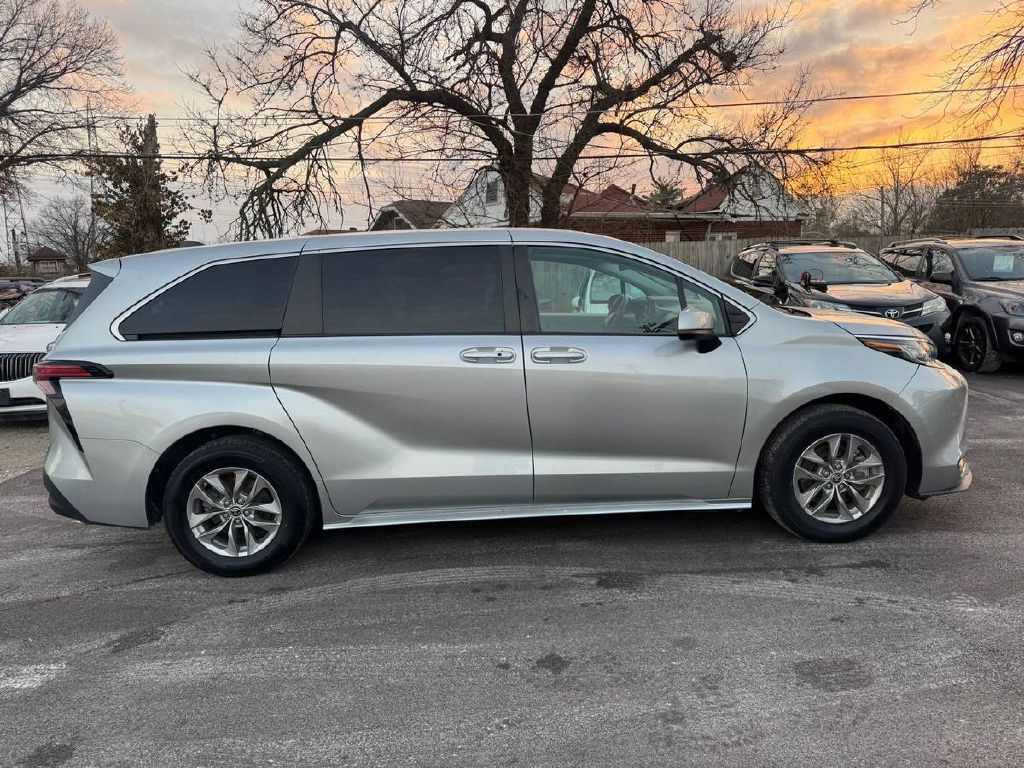 2021 Toyota Sienna Image 4
