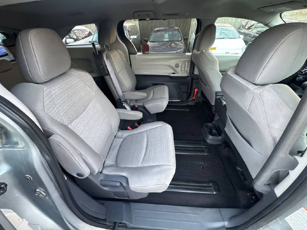 2021 Toyota Sienna Image 11