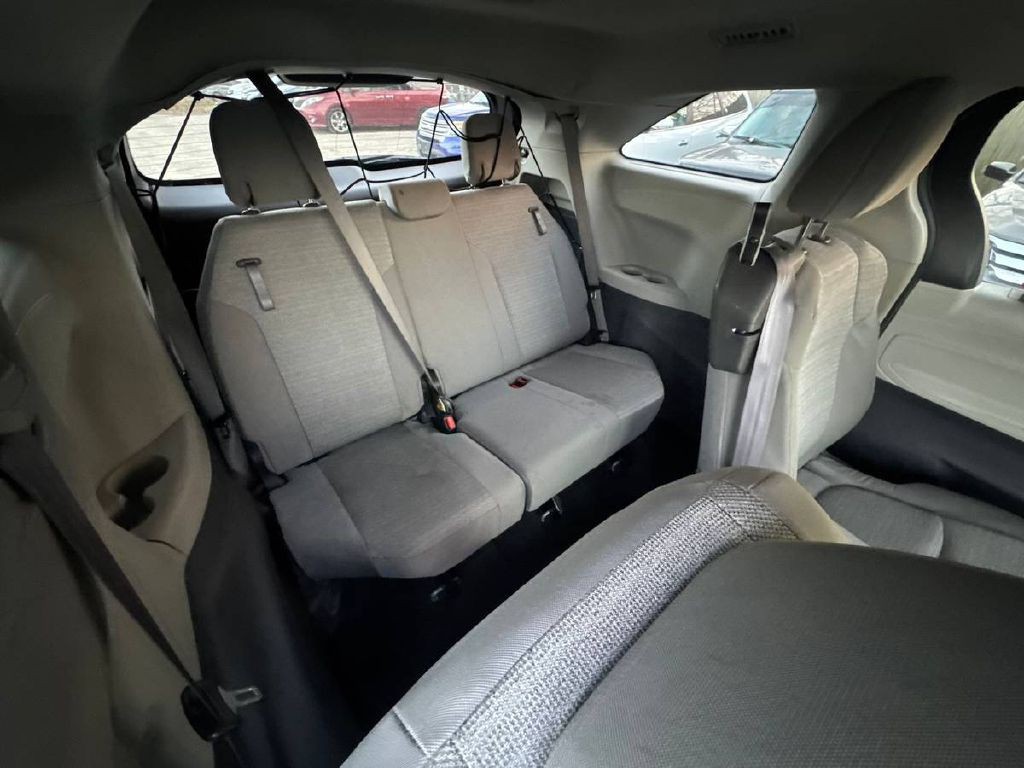 2021 Toyota Sienna Image 12