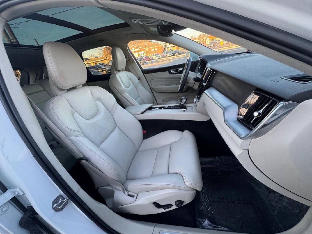 2019 Volvo XC60 Image 9