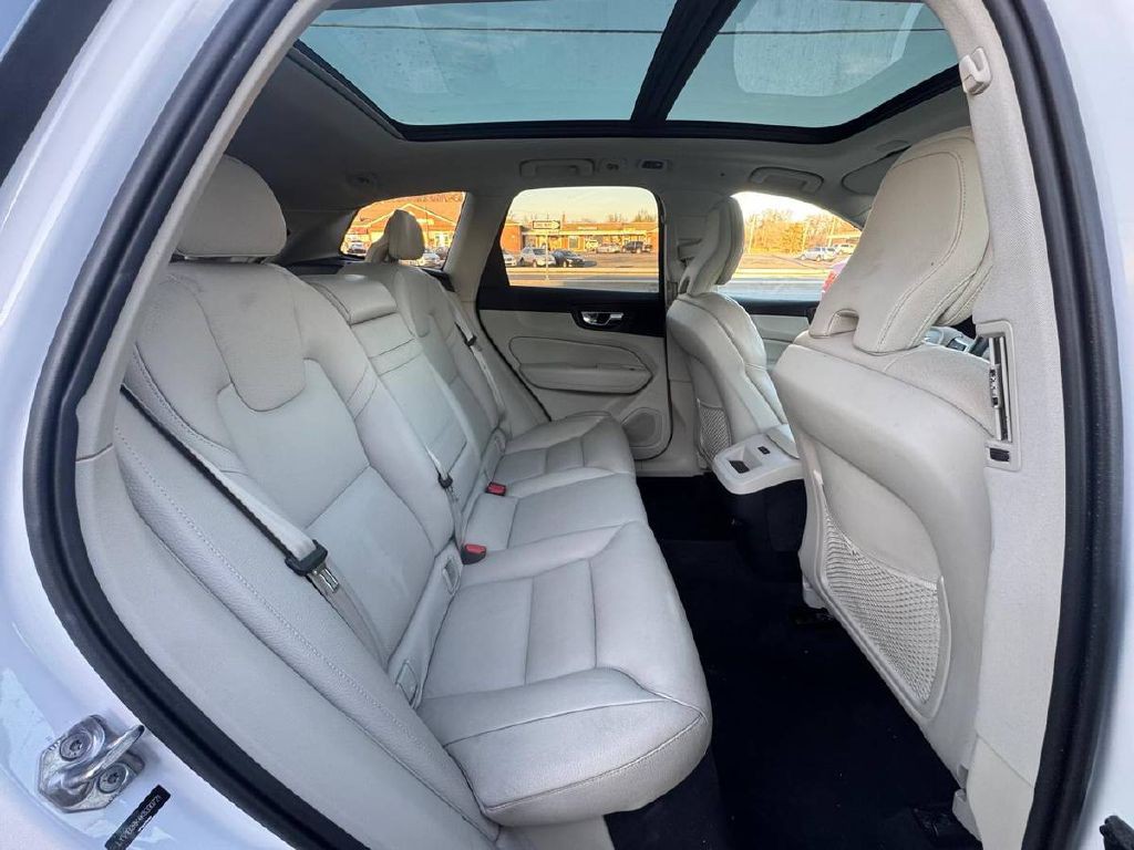 2019 Volvo XC60 Image 12