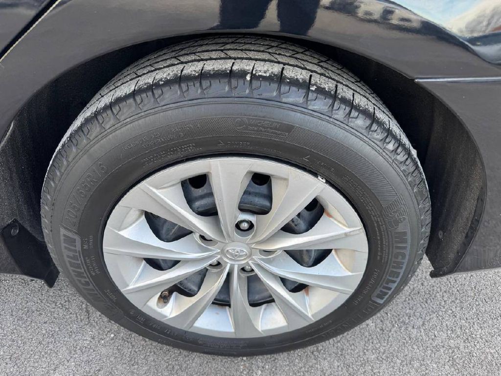 2015 Toyota Camry Image 18