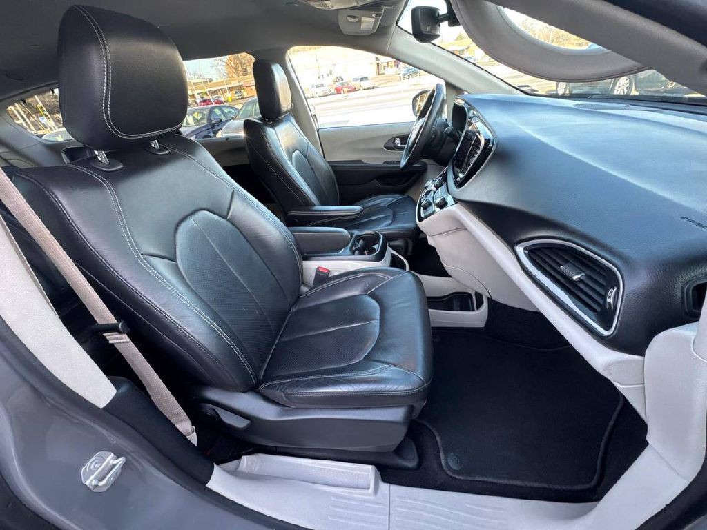 2022 Chrysler Pacifica Image 10