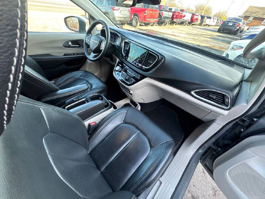 2022 Chrysler Pacifica Image 11