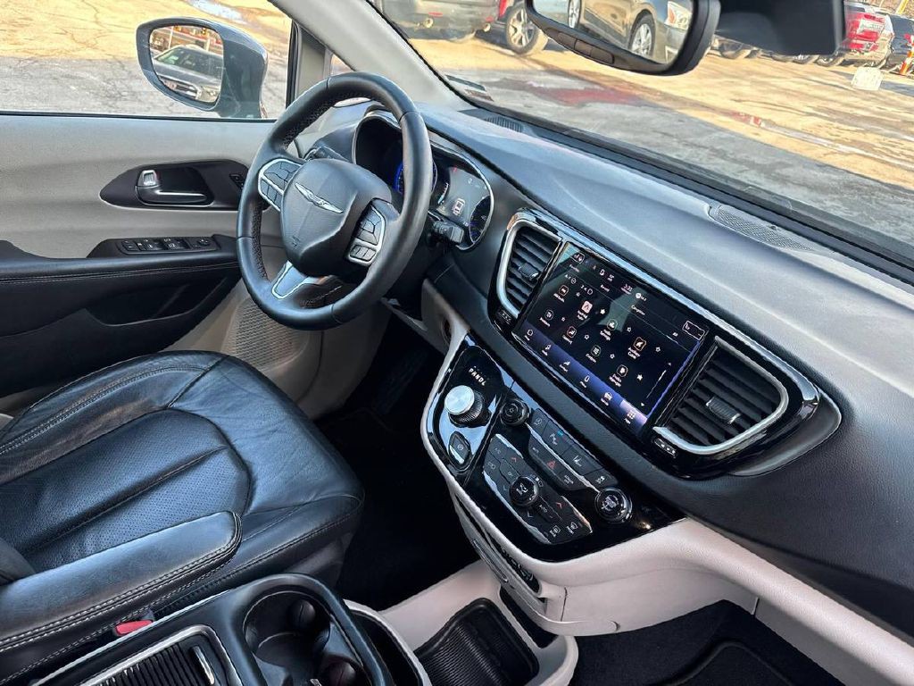 2022 Chrysler Pacifica Image 12
