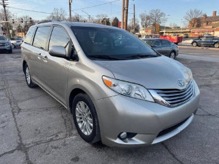 Image for 2017 Toyota Sienna XLE ID: 7200299