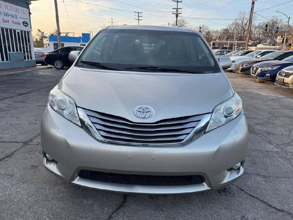 2017 Toyota Sienna Image 2