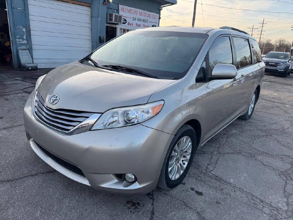 2017 Toyota Sienna Image 3
