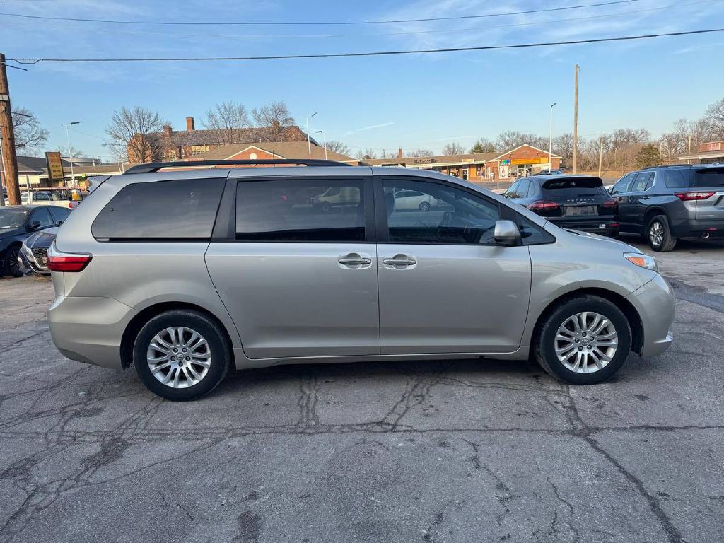 2017 Toyota Sienna Image 4