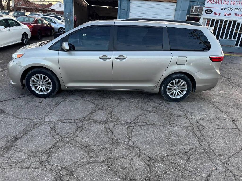 2017 Toyota Sienna Image 5