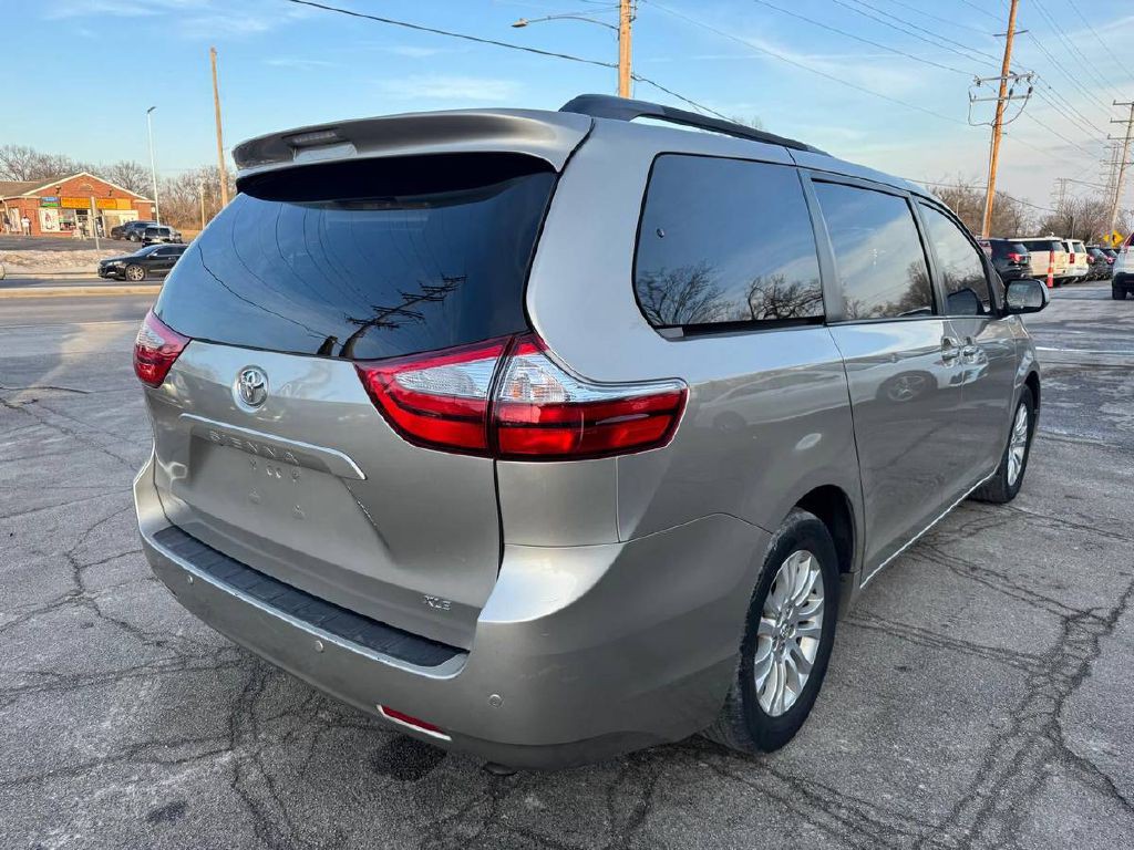 2017 Toyota Sienna Image 6