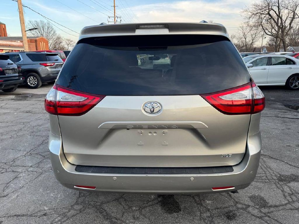 2017 Toyota Sienna Image 7