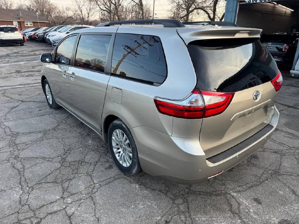 2017 Toyota Sienna Image 8