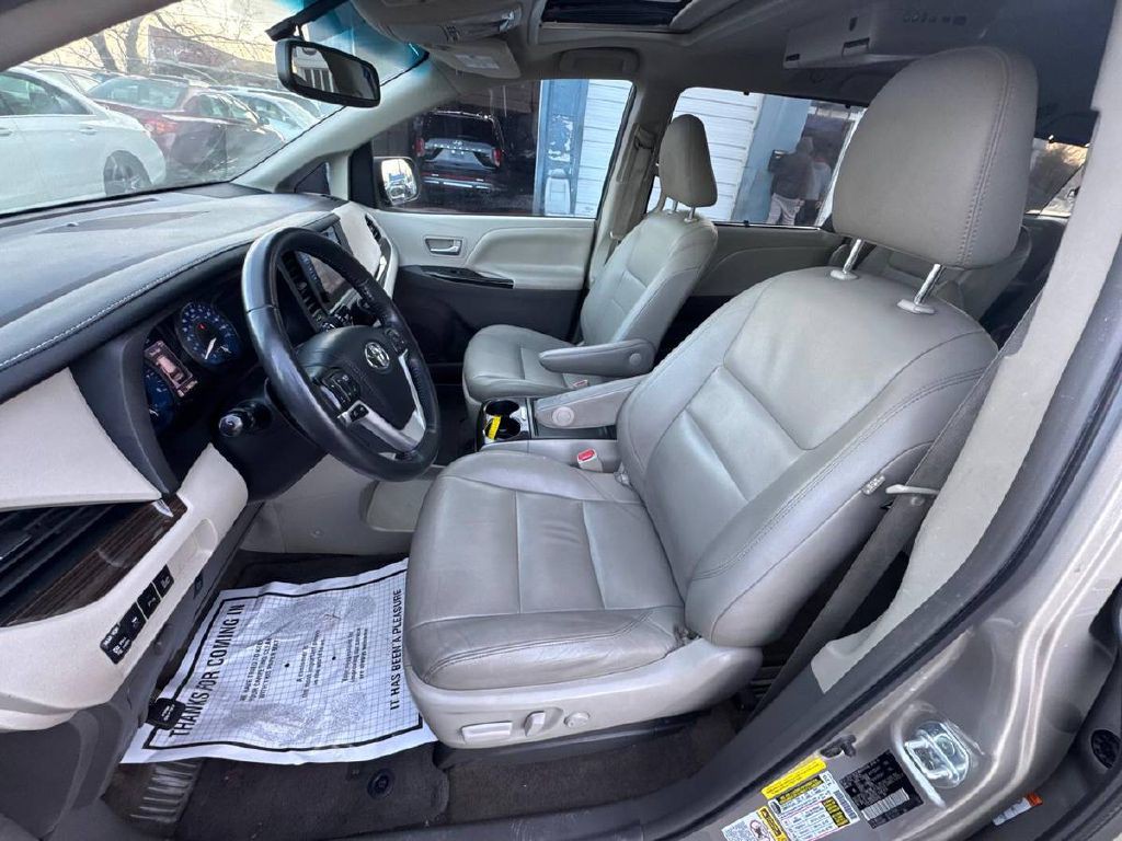2017 Toyota Sienna Image 9