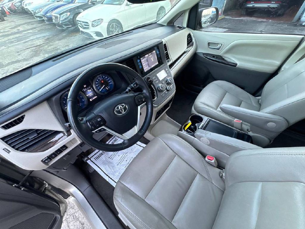 2017 Toyota Sienna Image 10