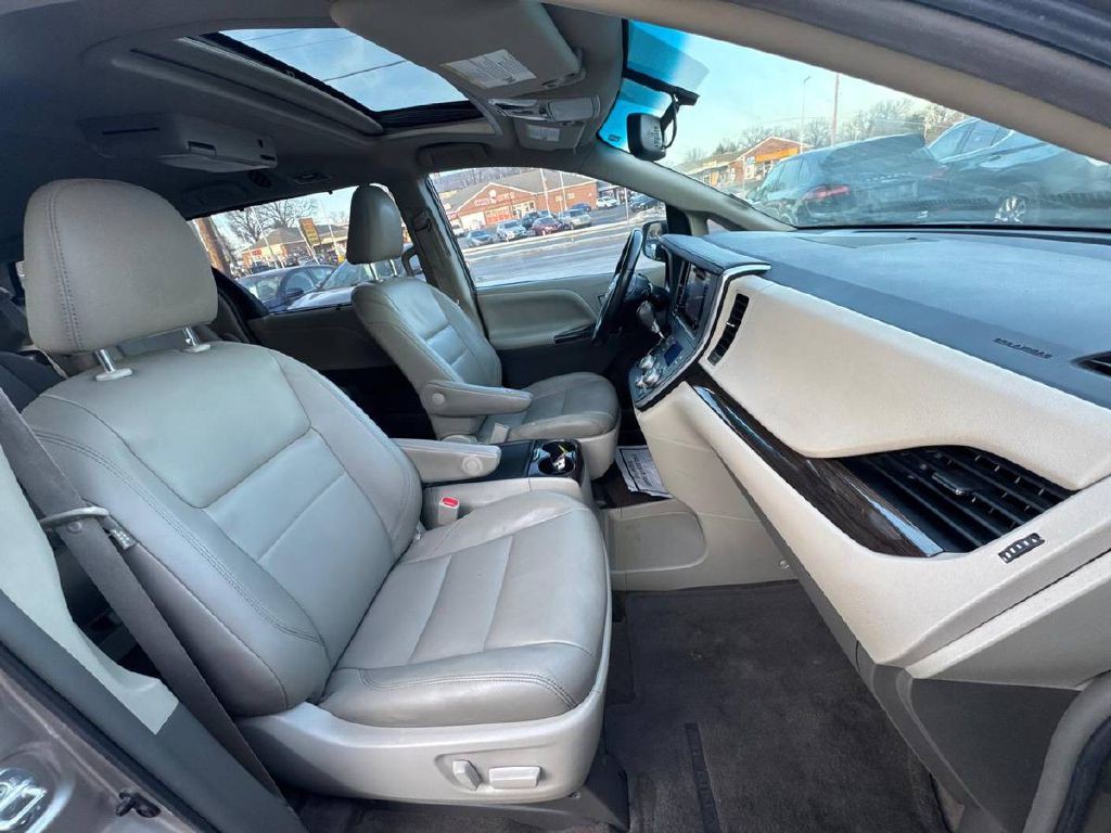 2017 Toyota Sienna Image 11