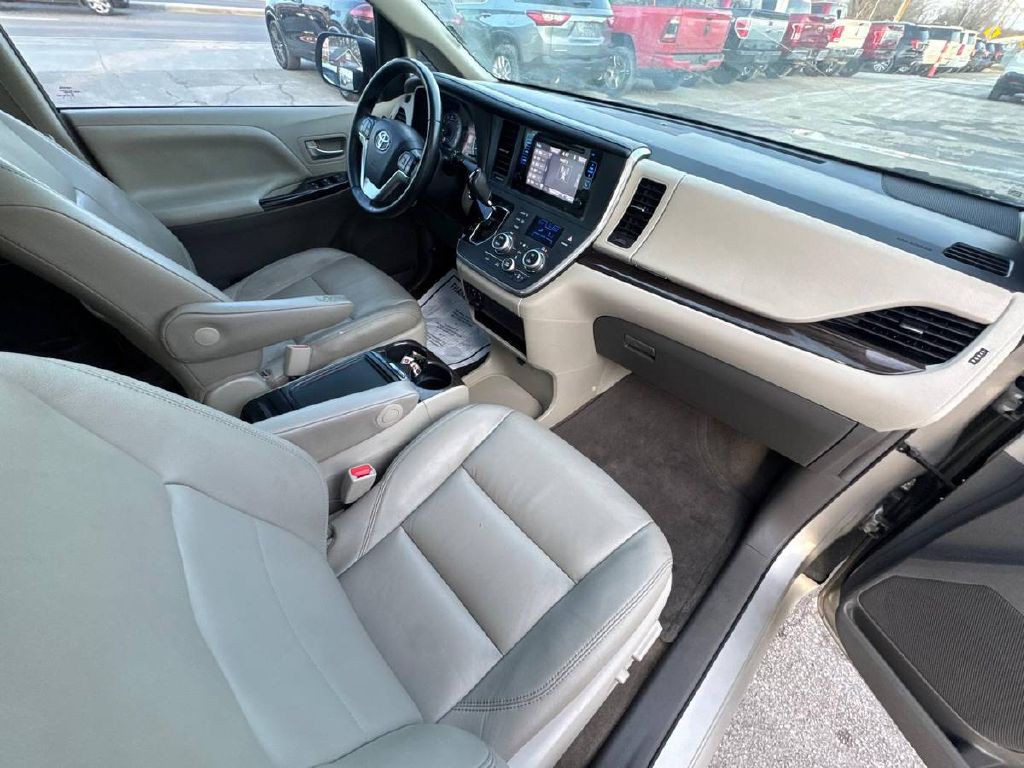 2017 Toyota Sienna Image 12