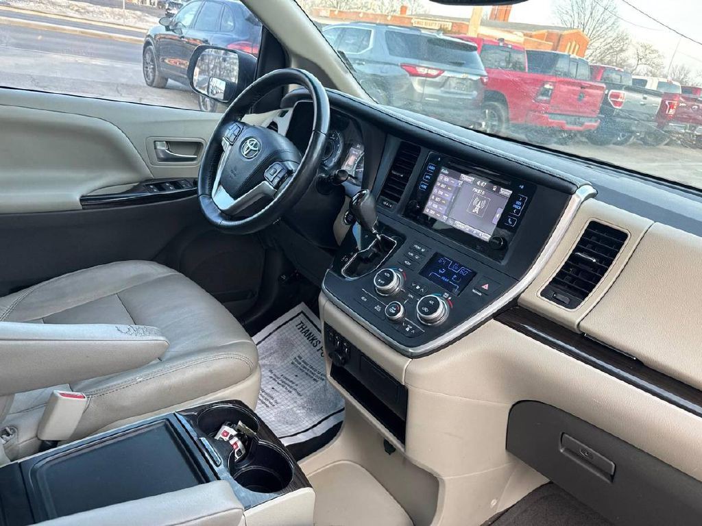 2017 Toyota Sienna Image 13