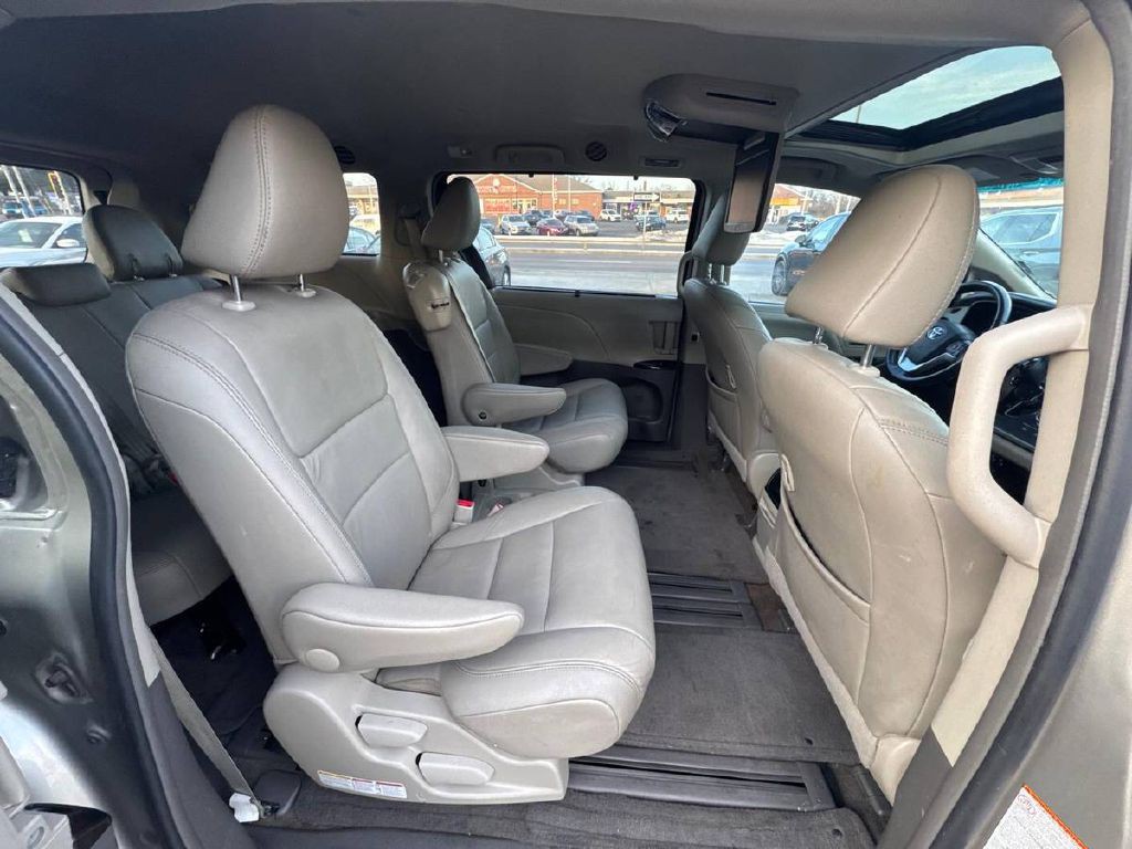 2017 Toyota Sienna Image 14