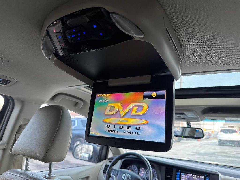 2017 Toyota Sienna Image 18