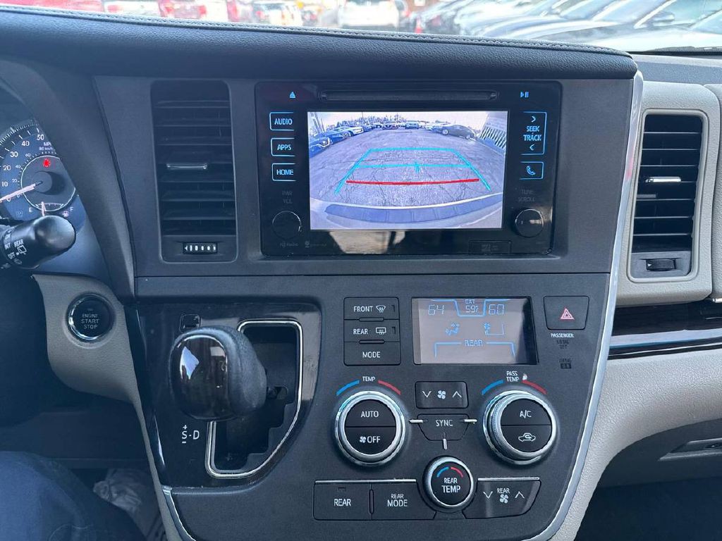 2017 Toyota Sienna Image 20