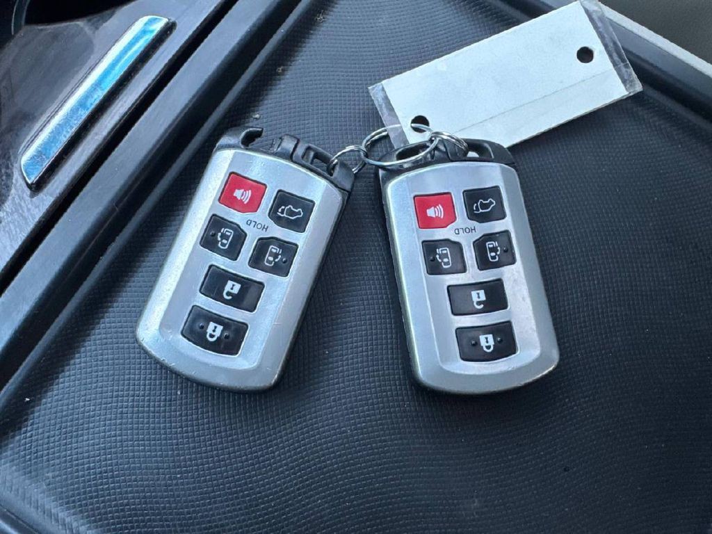 2017 Toyota Sienna Image 21