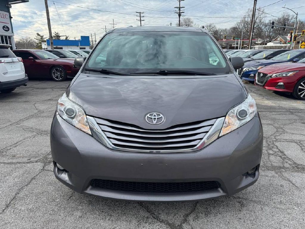 2017 Toyota Sienna Image 2