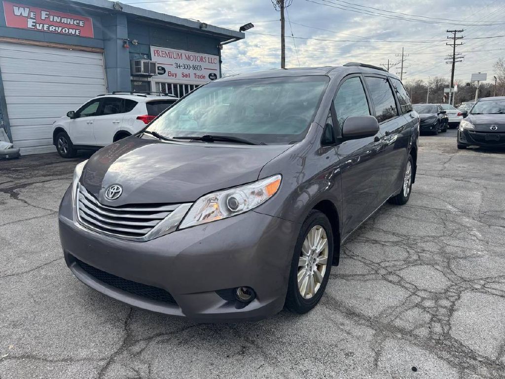 2017 Toyota Sienna Image 3