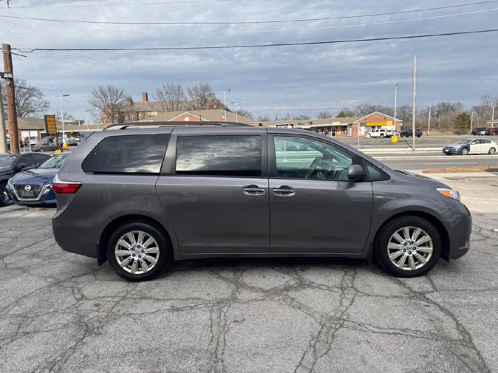 2017 Toyota Sienna Image 4