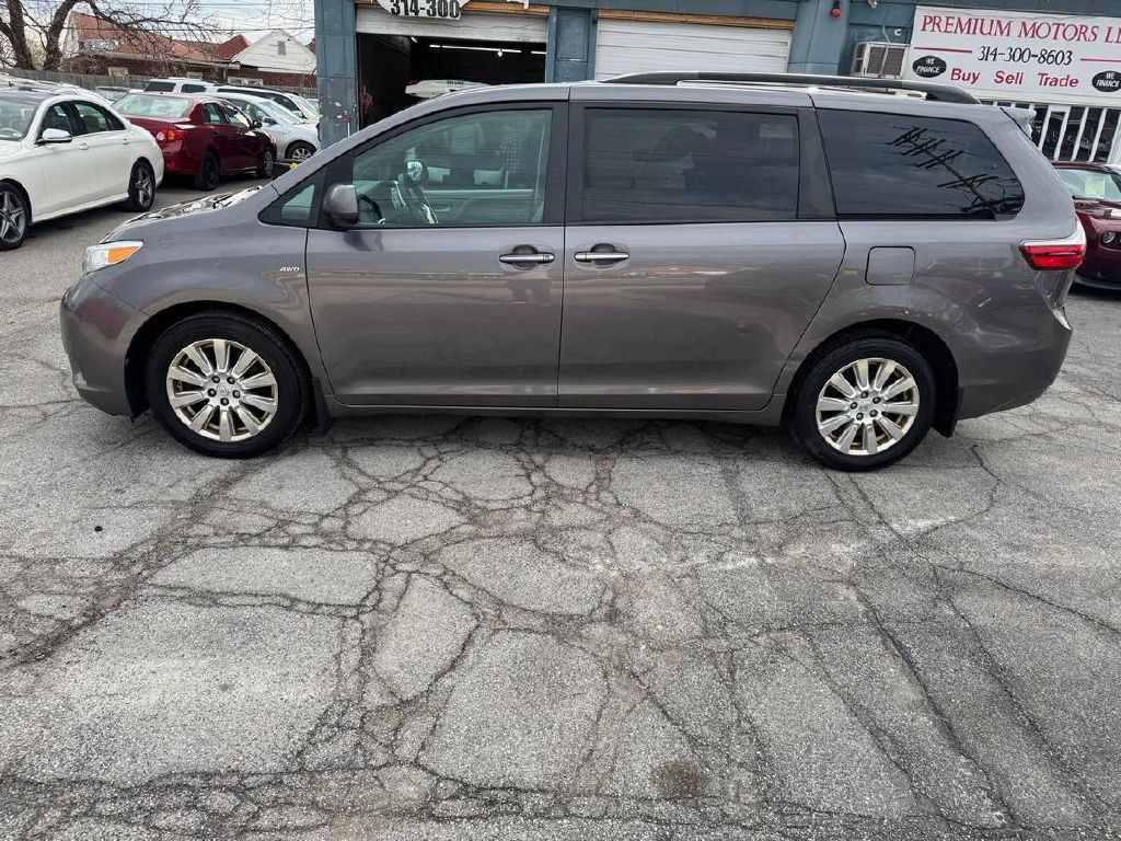 2017 Toyota Sienna Image 5