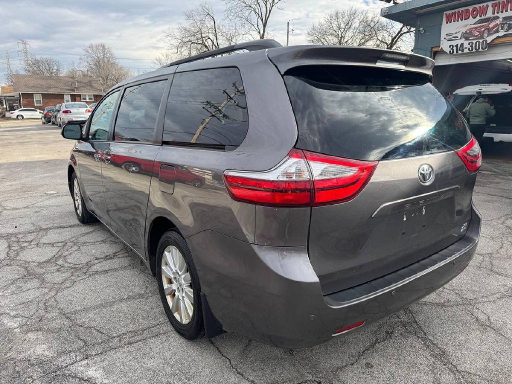 2017 Toyota Sienna Image 6