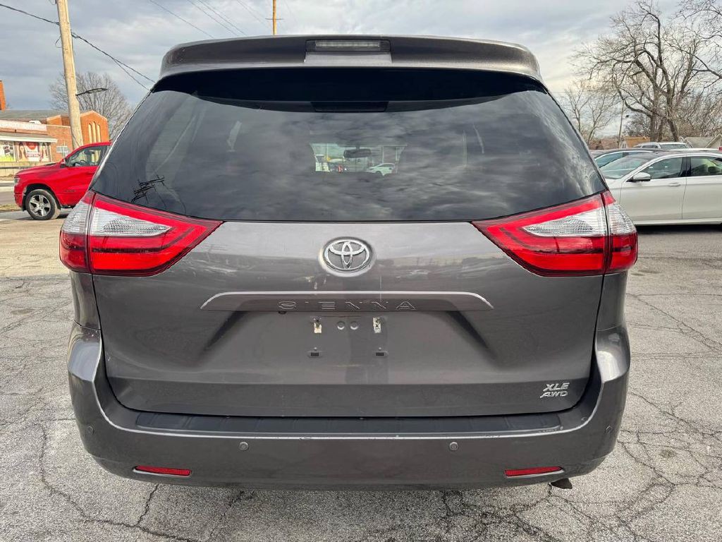 2017 Toyota Sienna Image 7