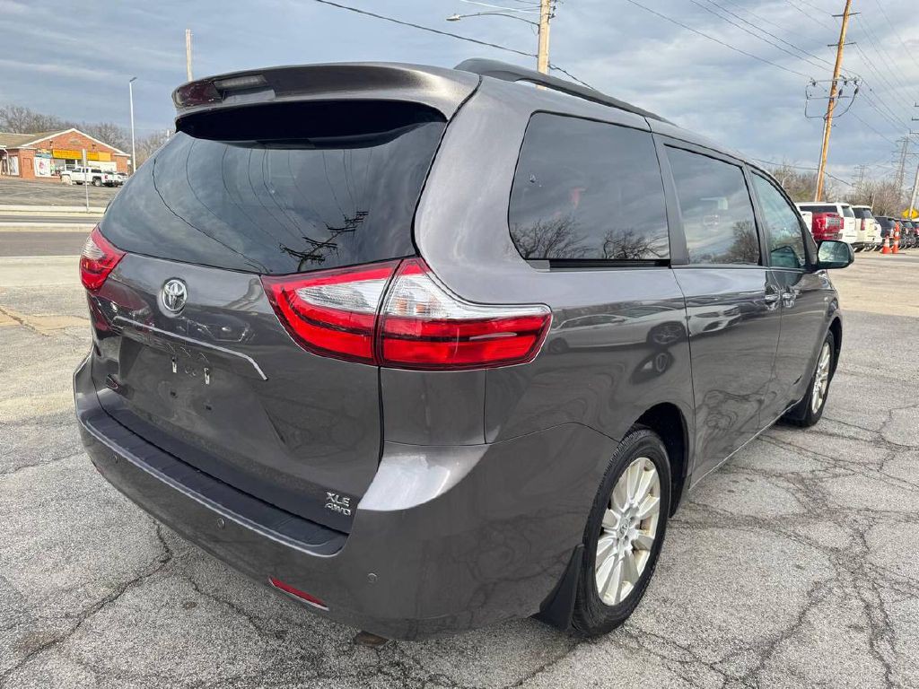 2017 Toyota Sienna Image 8